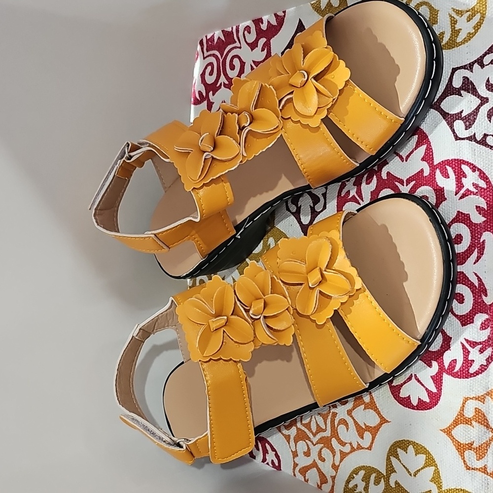 Ladies yellow adjustable back strap sandals size 6 1/2